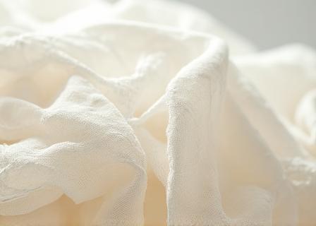 Dettaglio dei tessuti in pizzo e organza artigianale